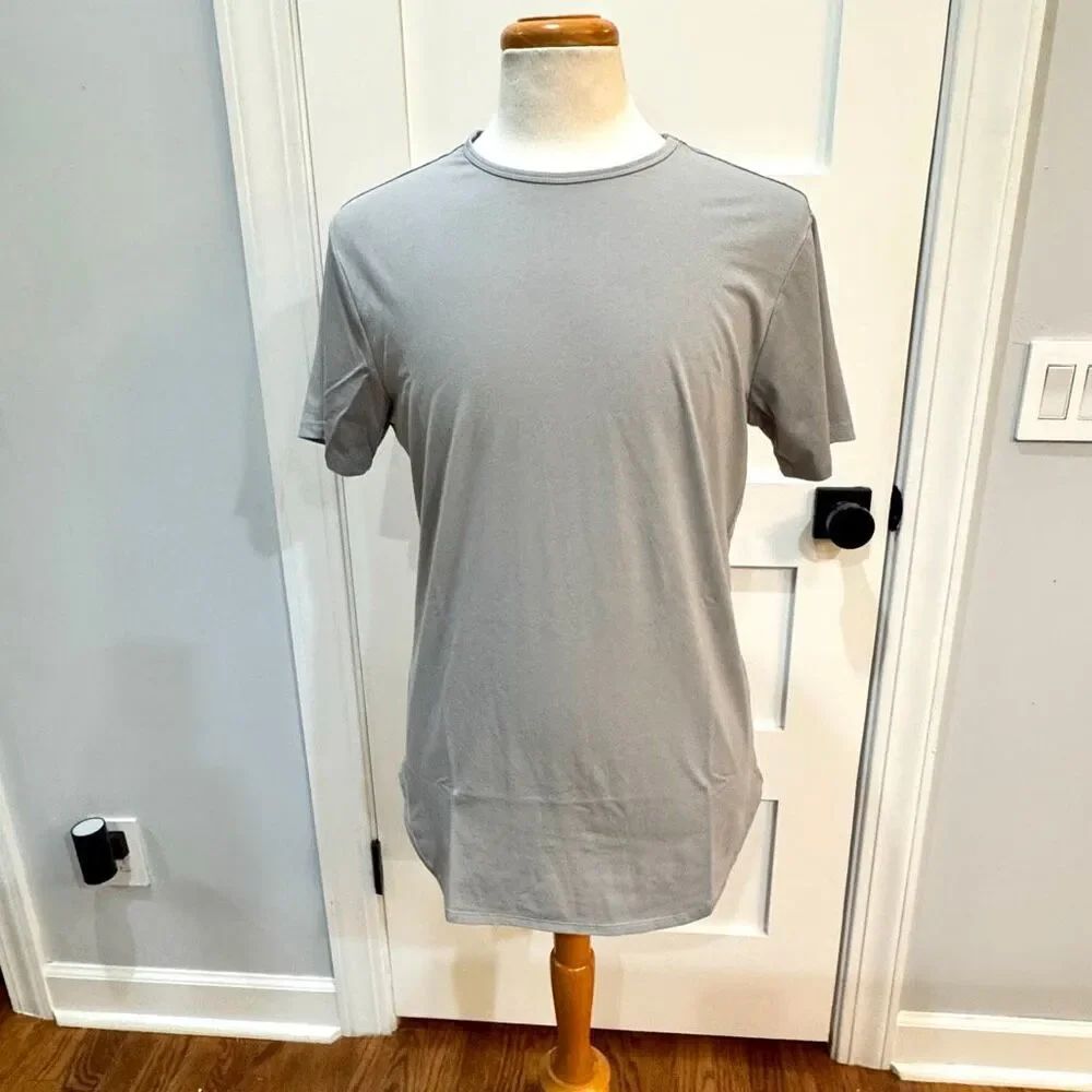 CUTS Curved Hem Elongated Crew Neck T Shirt. Gray. Large.